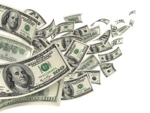 Grupo de billetes de cien dólares estadounidenses dispersos que se mueven con el viento, aislados en fondo blanco con espacio de copia. Imagen de representación 3D nítida de alta resolución.