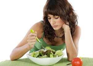 ‘Comer solo una ensalada al almuerzo es tal vez la peor medida para perder peso’, dice Manuel Villacorta, nutricionista de la Asociación Americana de Dietética. ‘Cómete una ensalada, pero agrégale un sánduche o una sopa de alverjas”. Foto: Ingimage.