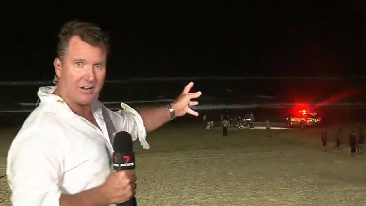 Periodista se despoja de micrófono y se convierte en super héroe en Australia para rescatar a niño arrastrado por el mar.