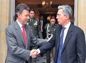 El presidente electo de Colombia Juan Manuel Santos conversa con el Presidente Álvaro Uribe, en Bogotá luego de la victoria de Santos en la segunda jornada electoral que lo eligió como presidente.
