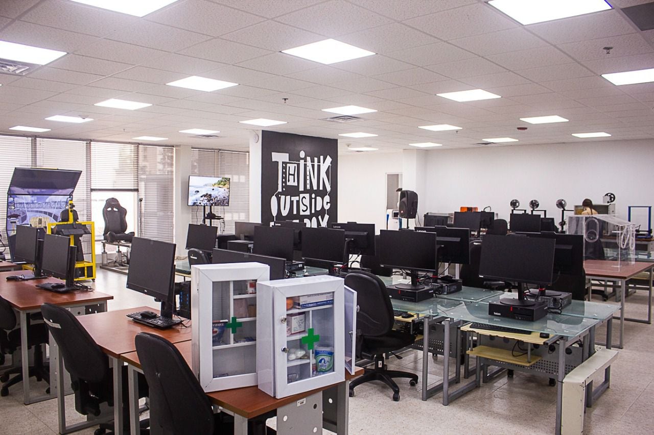Las sedes físicas cuentan con espacios para la formación de los emprendedores, así como de coworking.