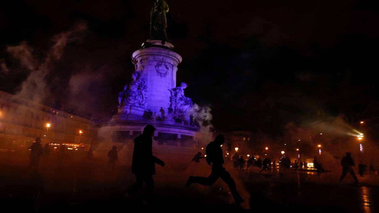 Los manifestantes participan en una manifestación, un día después de que se adoptara la reforma de las pensiones cuando el Parlamento francés rechazó dos mociones de censura contra el gobierno, en la Place de la Republique en París