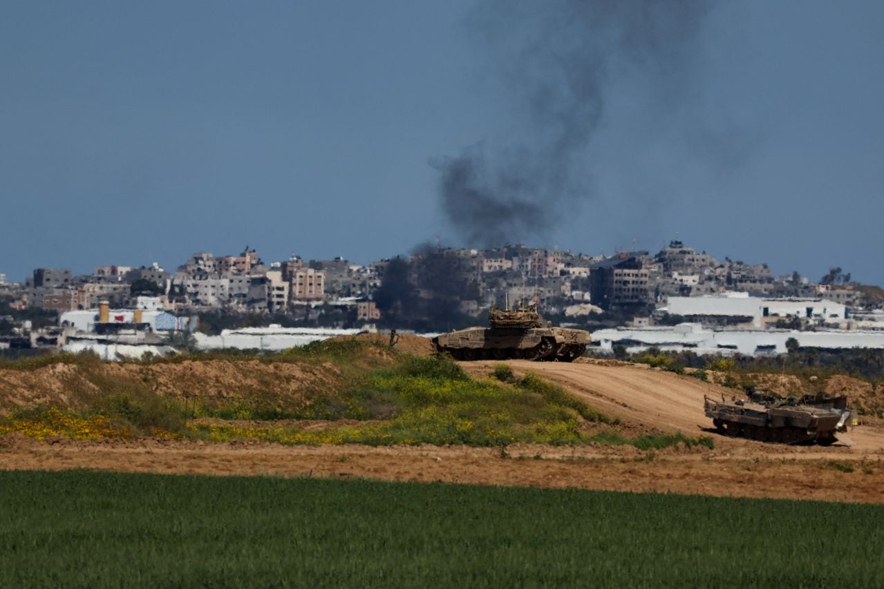 Vehículos militares maniobran cerca de la frontera entre Israel y Gaza, en medio del conflicto en curso entre Israel y el grupo palestino Hamas, en Israel, el 11 de marzo de 2024.