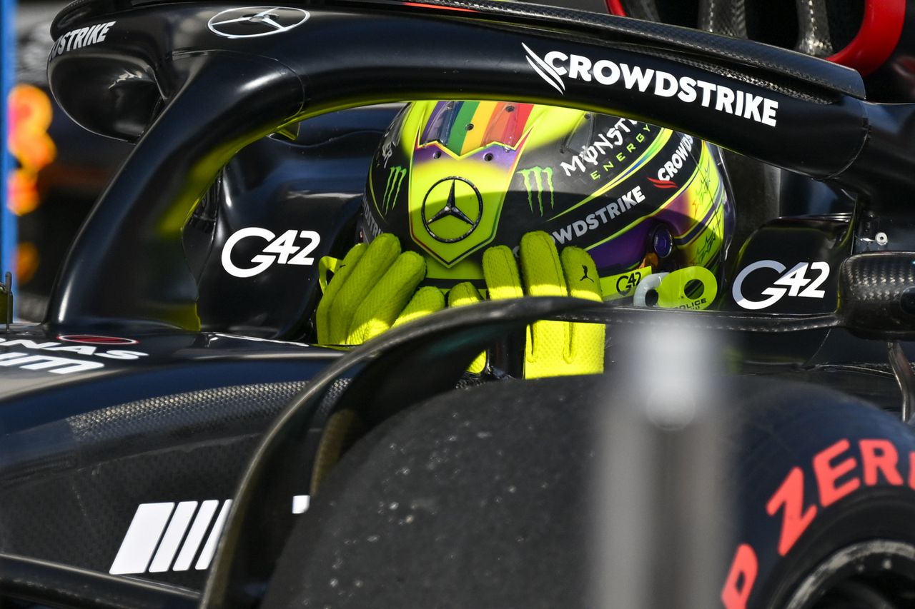 El piloto británico de Fórmula Uno Lewis Hamilton de Mercedes-AMG Petronas reacciona después de marcar el tiempo más rápido durante la sesión de calificación antes de la carrera de autos del Gran Premio de Hungría de Fórmula Uno del domingo, en el circuito de Hungaroring en Mogyorod, cerca de Budapest, Hungría, el sábado 22 de julio de 2023. (Foto AP/Denes Erdos)