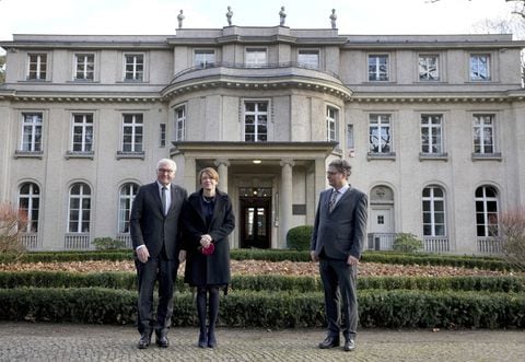 Desde la izquierda: el presidente alemán Frank-Walter Steinmeier, su esposa Elke Buedenbender y Matthias Hass, subdirector del museo, posan frente al museo de la Conferencia de Wannsee, antes de visitar la exposición permanente "La reunión en Wannsee y el asesinato de los judíos europeos". en la 'Haus der Wannseekonferenz' (Casa de la Conferencia de Wannsee) en Berlín, Alemania, el 18 de enero de 2022.