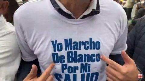 Exministro Alejandro Gaviria porta una camiseta que dice "yo marcho de blanco por mi salud" durante movilizaciones contra el Gobierno de Gustavo Petro.