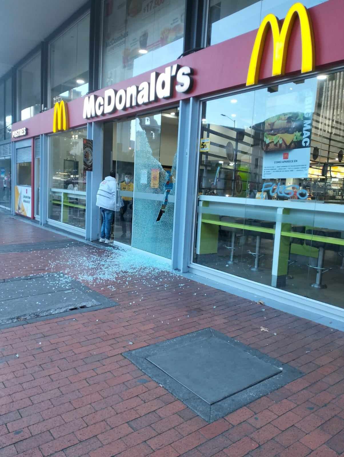 Manifestantes vandalizan local de McDonald’s
