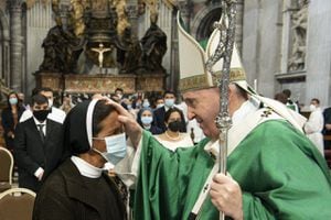 La recién liberada de su secuestro por casi cuatro años, la monja Gloria Narváez acudió este domingo al Vaticano, y recibió la bendición del Papa Francisco.