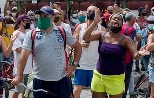 Una mujer grita durante una protesta contra el gobierno en La Habana, Cuba, el domingo 11 de julio de 2021. Cientos de manifestantes salieron a las calles en varias ciudades de Cuba para protestar contra la escasez de alimentos y los altos precios de los alimentos. Foto: AP / Ismael Francisco.