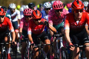 Nairo Quintana en cabeza del pelotón durante la primera etapa de los Alpes Marítimos