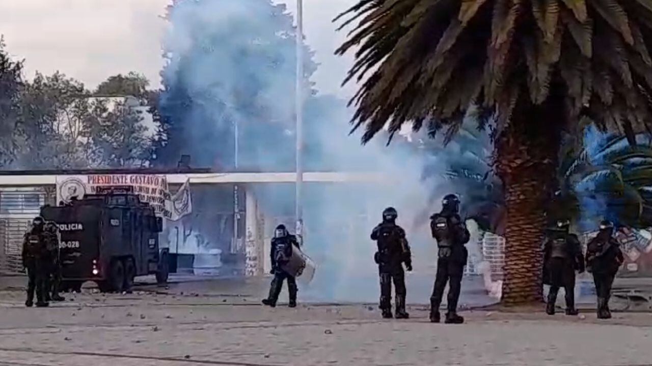 Lo último: Reportan enfrentamientos entre encapuchados y la policía en los alrededores de la Universidad Nacional