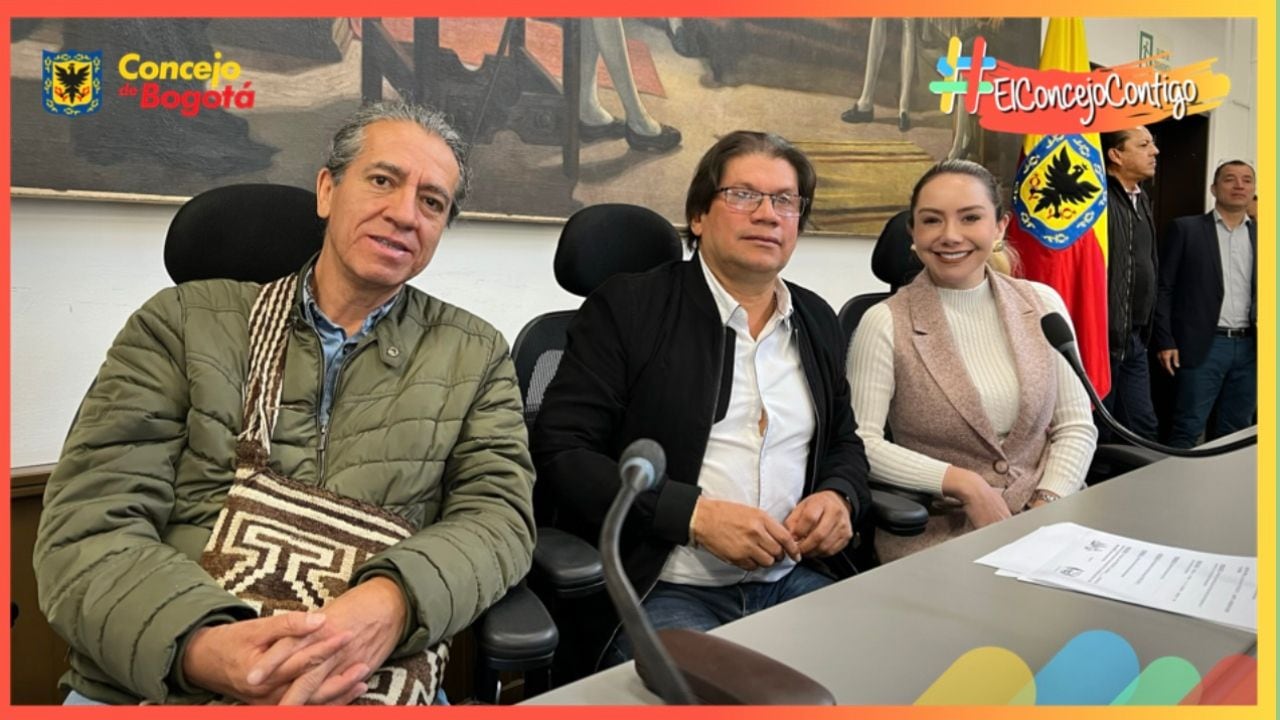 Mesa Directiva de la Comisión del Plan. José Cuesta Novoa, Venus Albeiro Silva y Gloria Díaz.