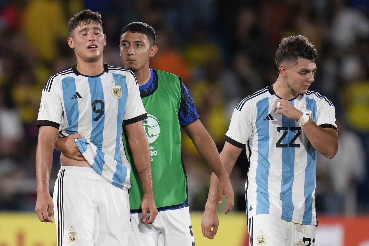 Argentina's Alejo Veliz, left, and teammates leave the field after their 0-1 lost against Colombia in a South America U-20 Championship soccer match in Cali, Colombia, Friday, Jan. 27, 2023. (AP Photo/Fernando Vergara)