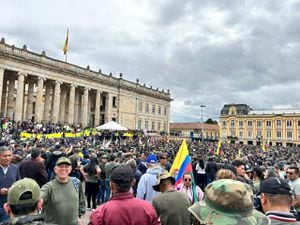 Veteranos de las Fuerzas Armadas y de la Policía Nacional se congregan en la Plaza de Bolívar en rechazo a las reformas del presidente Gustavo Petro.