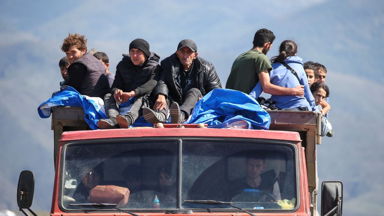 Refugiados de la región de Nagorno-Karabaj viajan en un camión a su llegada a la aldea fronteriza de Kornidzor, Armenia, el 27 de septiembre de 2023.
