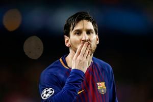 ARCHIVO - En imagen de archivo del 14 de marzo de 2018, el argentino Lionel Messi lanza un beso después de anotar el primer gol del Barcelona durante un partido por la Liga de Campeones ante el Chelsea, en el Camp Nou de Barcelona, España. (AP Foto/Manu Fernández, archivo)