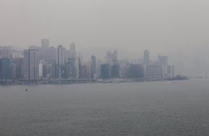 Vista del horizonte de la ciudad envuelto en la contaminación del aire en Hong Kong (China).