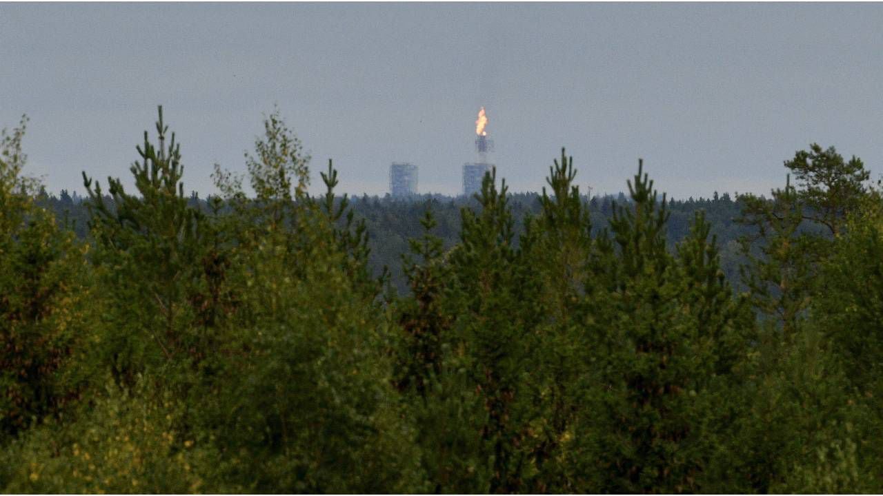 Rusia quema gas en la estación de compresión de Portovaya en Rusia, en esta imagen tomada desde la torre de vigilancia aérea de Pyterlahti en Virolahti, Finlandia oriental, el viernes 26 de agosto de 2022. Foto: Heikki Saukkomaa/Lehtikuva vía AP.