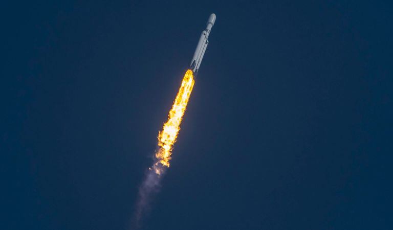 SpaceX lanza por tercera vez el cohete más poderoso del mundo