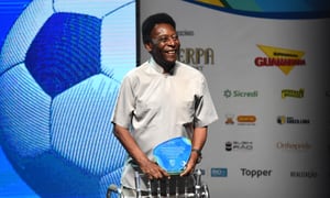RIO DE JANEIRO, BRAZIL - JANUARY 15: Edson Arantes do Nascimento, known in the World by the nickname of Pele, uses a walker to stand on stage, during the opening event of the 2018 Carioca Football Championship at Cidade das Artes in Rio de Janeiro, Brazil, on January 15, 2018. Pele was named Ambassador of the Carioca Championship, Regional Tournament with clubs of the city. (Photo by FABI0 TEIXEIRA /Anadolu Agency/Getty Images)