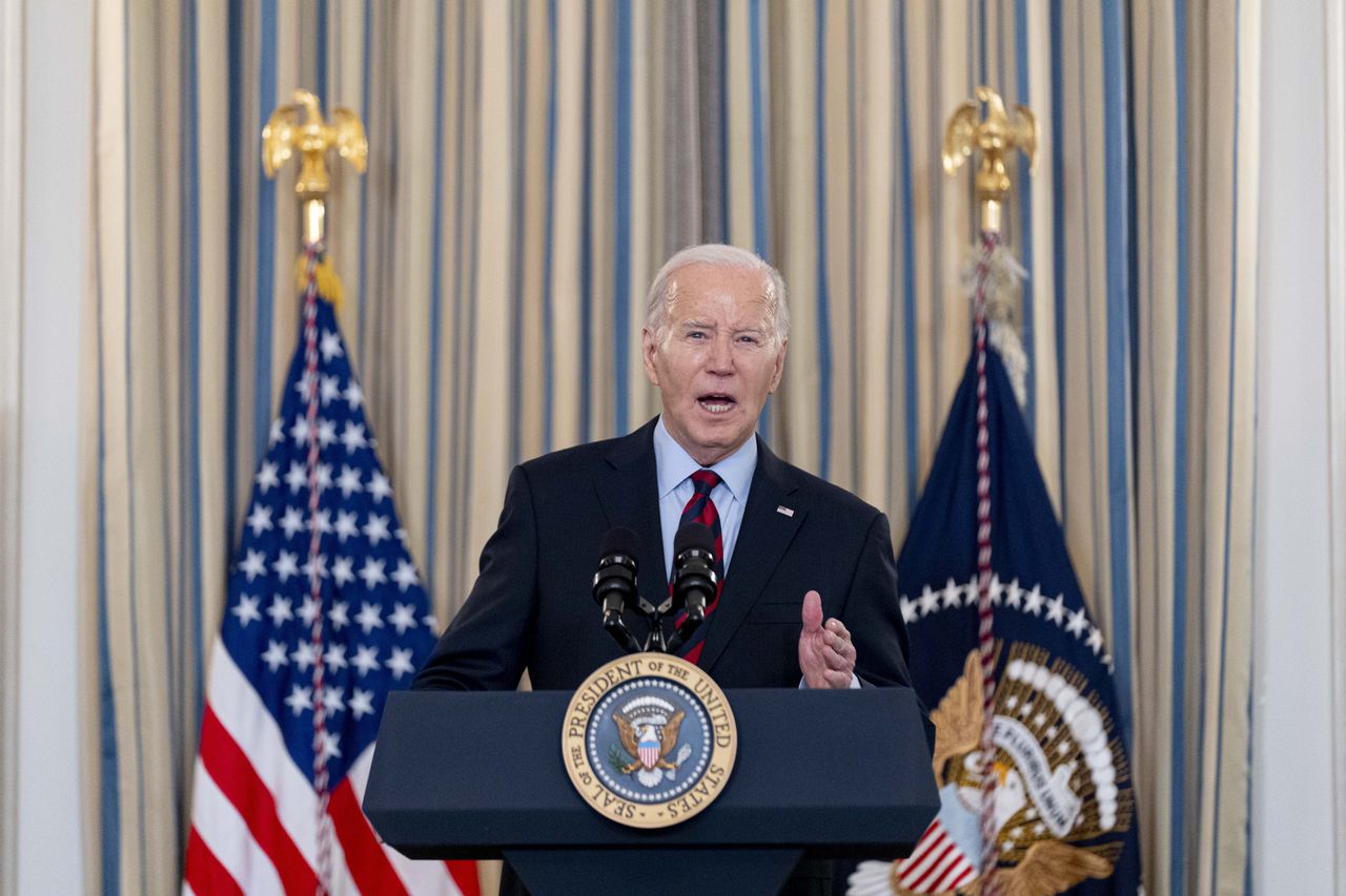 El presidente Joe Biden habla durante una reunión de su Consejo de Competencia para anunciar nuevas acciones para reducir los costos para las familias en el Comedor Estatal de la Casa Blanca en Washington, el martes 5 de marzo de 2024.