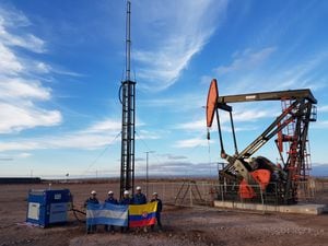 Unidad hidráulica de bombeo mecánico instalada en el campo Loma La Lata, Neuquén, en Argentina (Yacimiento Vaca Muerta, marzo 2019).