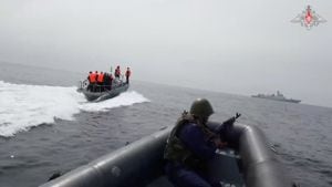 Los participantes navegan en botes durante el ejercicio naval conjunto ruso-chino "North.Interaction - 2023" en las aguas del Mar de Japón, en esta imagen fija tomada de un video publicado el 20 de julio de 2023.