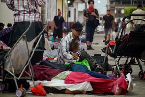 Migrantes, de Haití, Sudamérica y Centroamérica descansan en Huixtla antes de continuar en una caravana que se dirige a la Ciudad de México para solicitar asilo y estatus de refugiado, en Huixtla, México el 26 de octubre de 2021. Foto  REUTERS / Jacob García