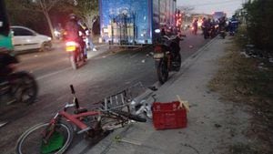 El incidente inició con el choque entre una bicicleta y una moto.