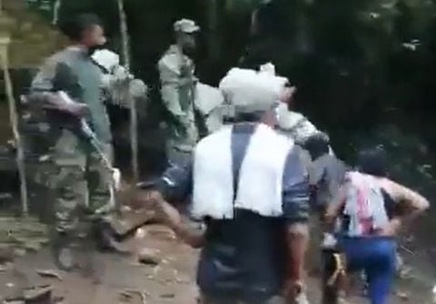 En los videos se ve a los militares intentando evitar el paso de los mineros, los cuales tratan de sobreponerse de cualquier manera.