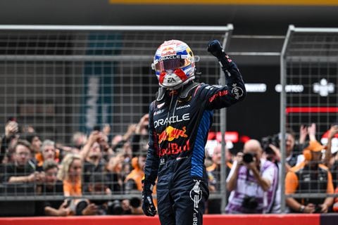 El piloto holandés de Red Bull Racing, Max Verstappen, celebra tras ganar el Gran Premio de China de Fórmula Uno en el Circuito Internacional de Shanghai.