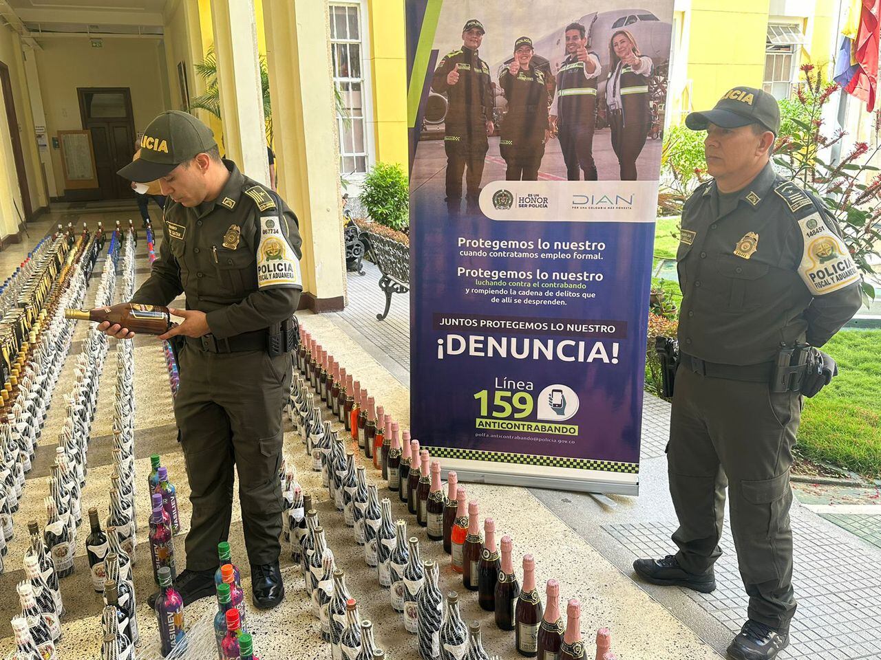 Se decomisaron botellas de alcohol y cigarrillos| Foto: Policía Nacional