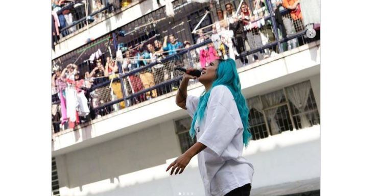 Karol G cantando para las internas de la cárcel de mujeres El Buen Pastor, en Bogotá. Foto tomada de Instagram (@johana_bahamon_)