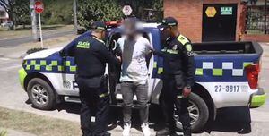 Uno de los delincuentes fue capturado por la Policía Metropolitana de Cali, y fue dejado a disposición de la autoridad competente.