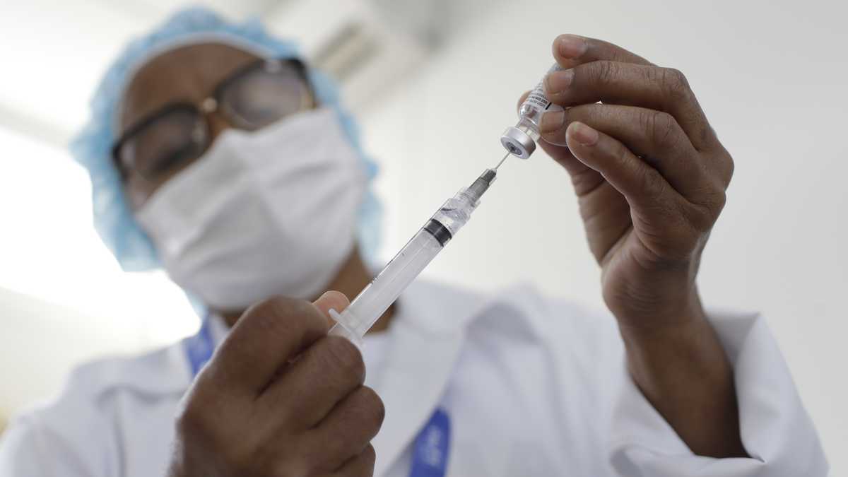 Un trabajador de la salud prepara una inyección de la vacuna AstraZeneca en el primer día de una campaña de vacunación COVID-19 de tres días para personas mayores de 35 años en la favela Complexo da Maré de Río de Janeiro, Brasil, Brasil, el jueves 29 de julio de 2021. (Foto AP / Bruna Prado)