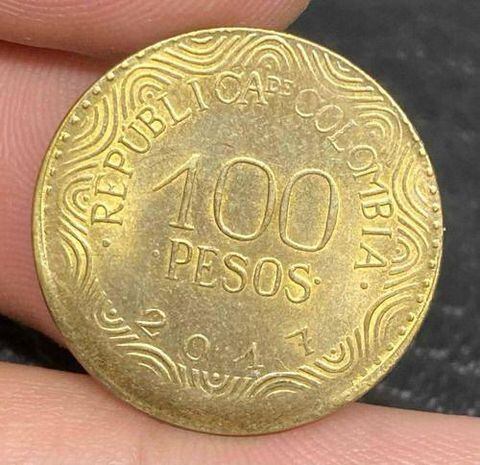 La moneda de cien pesos que incrementa su valor entre los coleccionistas presenta fallas de alineación en sus caras.
Foto tomada de Pinterest.