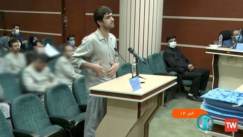 Mohammad-Mehdi Karami habla en una sala del tribunal antes de ser ejecutado en la horca, junto con Seyyed Mohammad Hosseini, por presuntamente matar a un miembro de las fuerzas de seguridad durante las protestas
