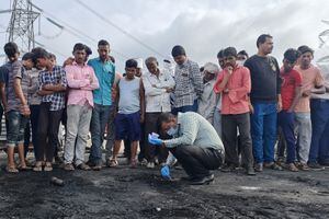 Un funcionario que recolecta muestras de los restos de un autobús que se incendió a lo largo de la autopista Samruddhi cerca de Sindkhed Raja en el distrito de Buldhana del estado de Maharashtra el 1 de julio de 2023. Al menos 25 personas murieron y otras ocho resultaron heridas después de que un autobús se incendiara. Incendio durante la noche en una autopista en el estado indio de Maharashtra, dijo la policía el 1 de julio. (Foto de Gajanan MEHETRE / AFP)