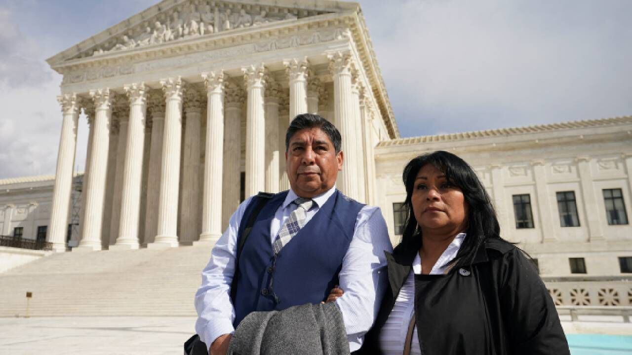 Familia de joven víctima de atentados en París (2015) contra Google en la Corte Suprema de EE. UU. en Washington.