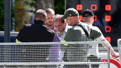 Una persona es detenida después de un tiroteo contra el primer ministro eslovaco, Robert Fico, después de una reunión del gobierno eslovaco en Handlova, Eslovaquia, el 15 de mayo de 2024. REUTERS