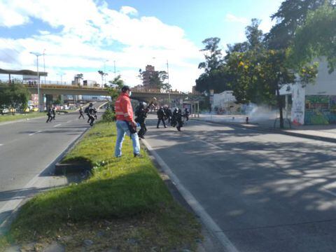Se presentan manifestaciones en la Universidad Nacional. Uniformados de la fuerza disponible hacen presencia en el lugar.