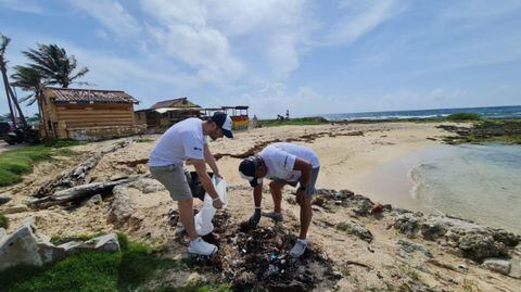 Punto Azul durante la jornada de recolección de residuos en la playa Ginny Bay, San Andrés.