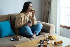 Comer alimentos azucarados en el  sofá sobrepeso obesidad 