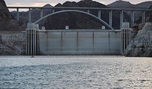 La represa Hoover en Estados Unidos tiene muy bajo el nivel de agua para producir energía
