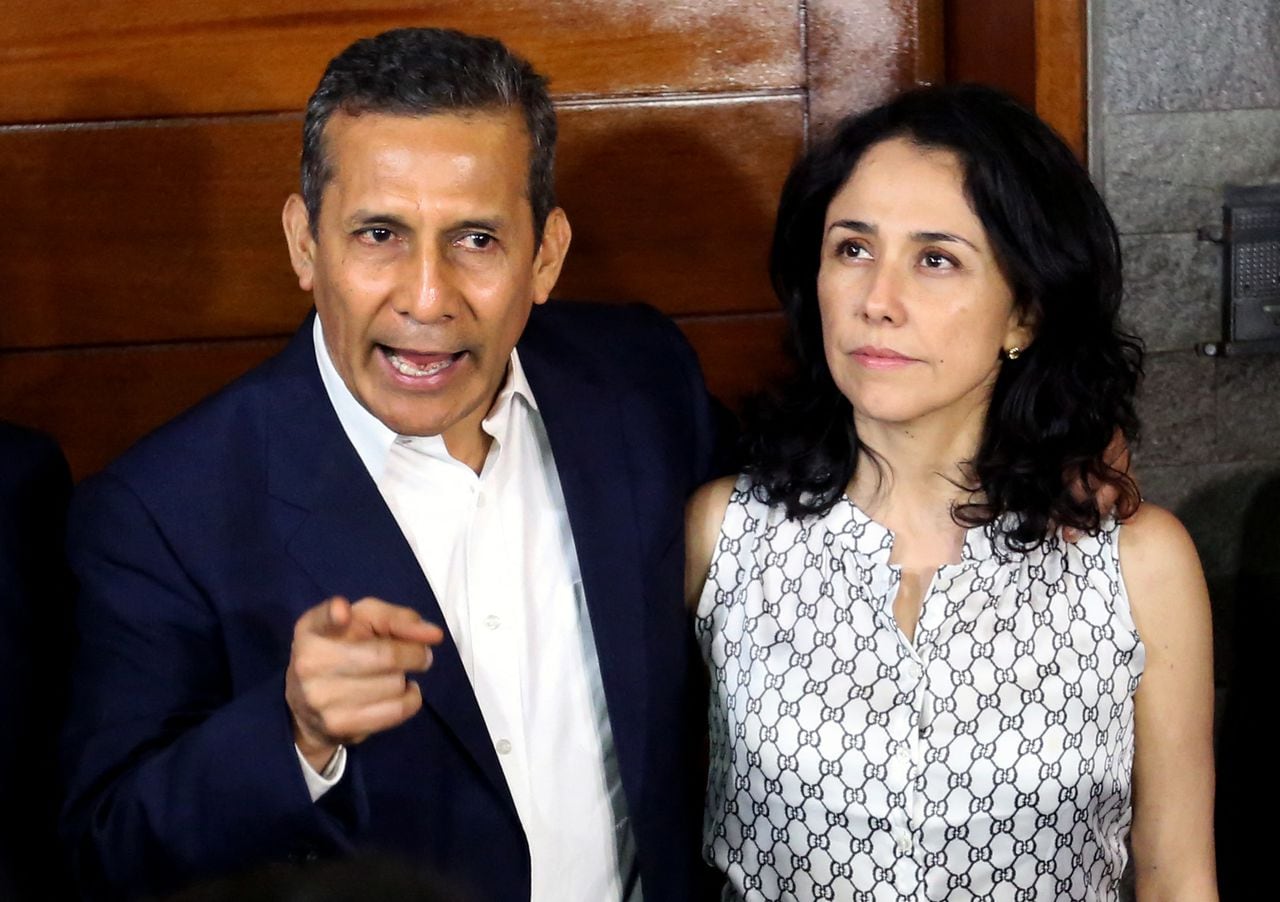 (ARCHIVOS) En esta foto de archivo tomada el 30 de abril de 2018, el expresidente de Perú (2011-2016) Ollanta Humala habla junto a su esposa Nadine Heredia afuera de su casa luego de ser liberado de prisión preventiva en espera de juicio por cargos de lavado de dinero, en Lima. - Ollanta Humala se convirtió en el primer expresidente de Perú en ir a juicio el 21 de febrero de 2022 en un vasto caso de corrupción que involucra al grupo constructor brasileño Odebrecht y sobornos pagados a políticos. (Foto por Luka GONZALES / AFP)