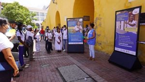 La Galería la aire libre se expone en la torre del reloj, en la Plaza de La Paz, de Cartagena.