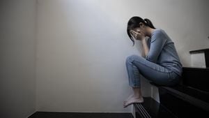 Mujer asiática acosada - Joven china deprimida y triste sentada sola en una escalera sufriendo acoso y acoso