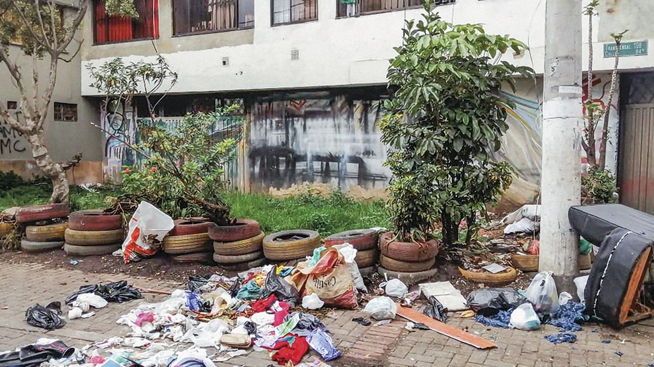 En la ciudad hay más de 743 puntos críticos en donde a diario se recolectan más de 700 toneladas de basura. La Uaesp adelanta la campaña ‘No sea mugre con Bogotá’, pero es insuficiente. 