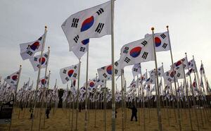 Un visitante  toma sus fotos de recuerdo cerca de las banderas nacionales que se exhibieron en el Salón de la Independencia en 2012 FOTO: Lee Jin-man/AP