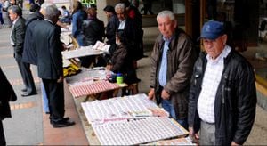Venta de lotería en el centro de Bogotá.